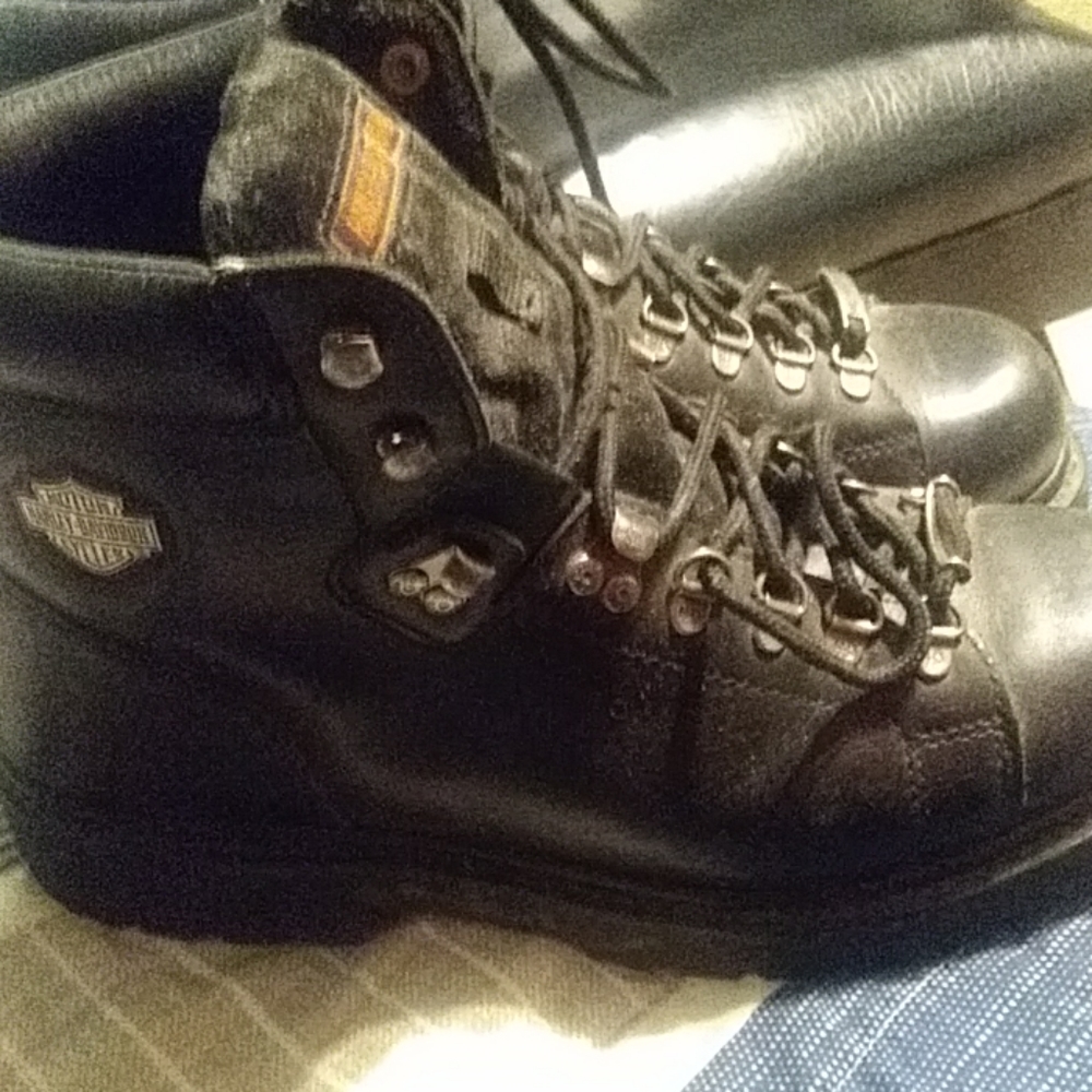 Pair nice harley davson boots asking 60$ size 11